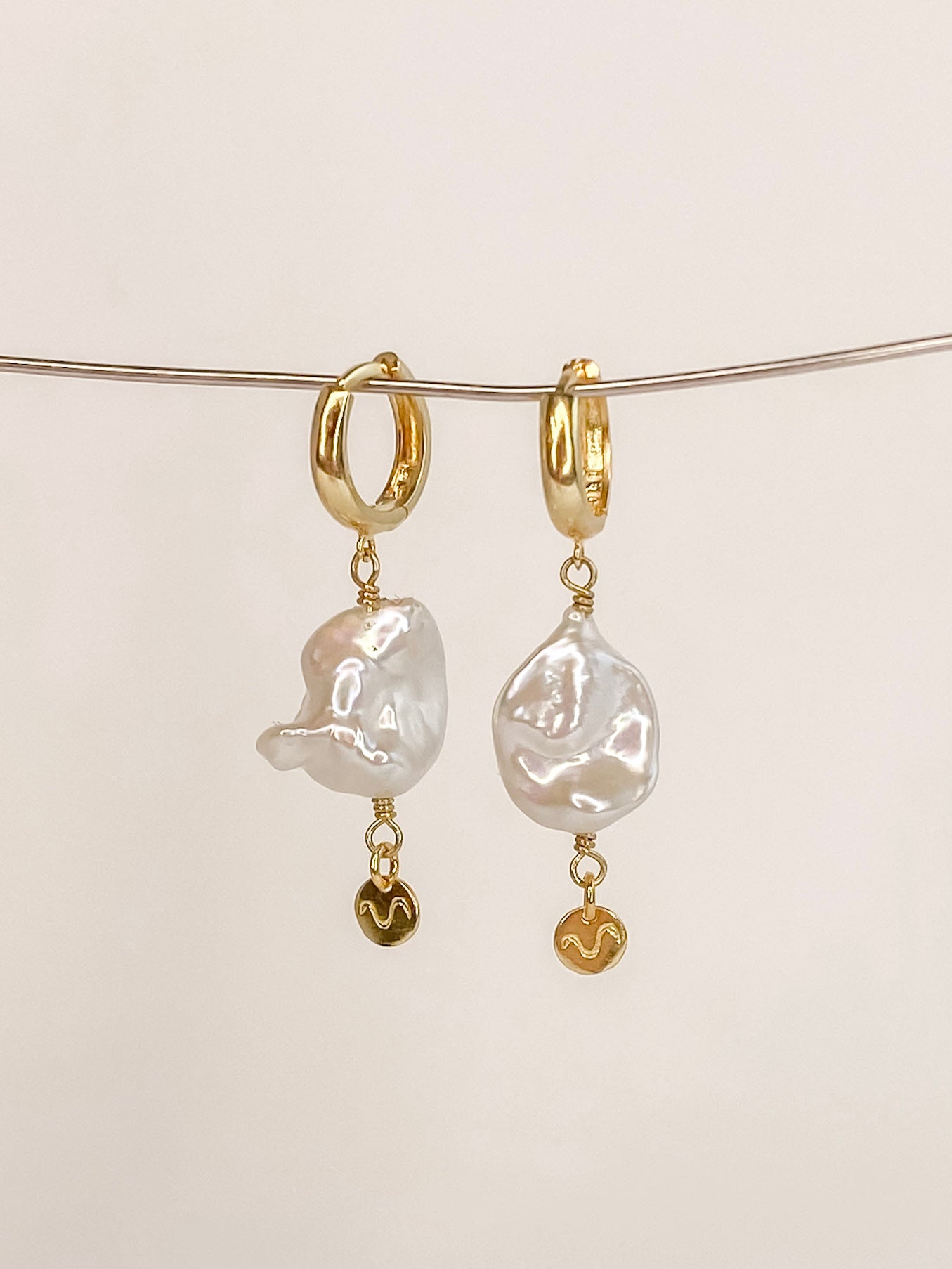 Brinco em Prata 925, banhado a Ouro 18K com Pérola Barroca Natural, brinco mini
