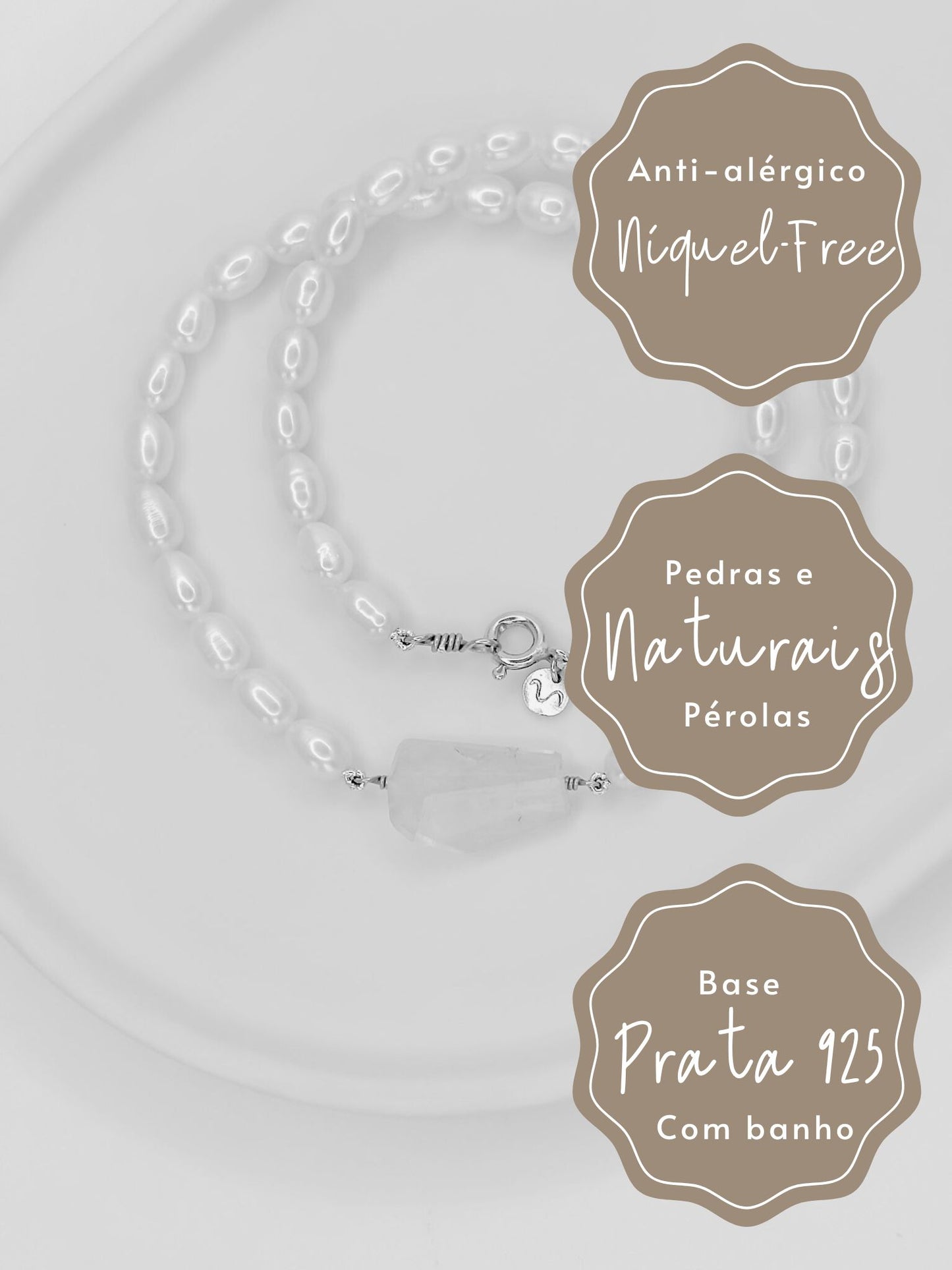 Foto preta e branca de Colar de pérolas de modelo choker com fecho boia em prata com banho de ouro branco e detalhe no centro de um quartzo rosa de tamanho médio fixado por fio de prata com lapidação geométrica artesanal, apoiado em cerâmica branca com fundo branco.