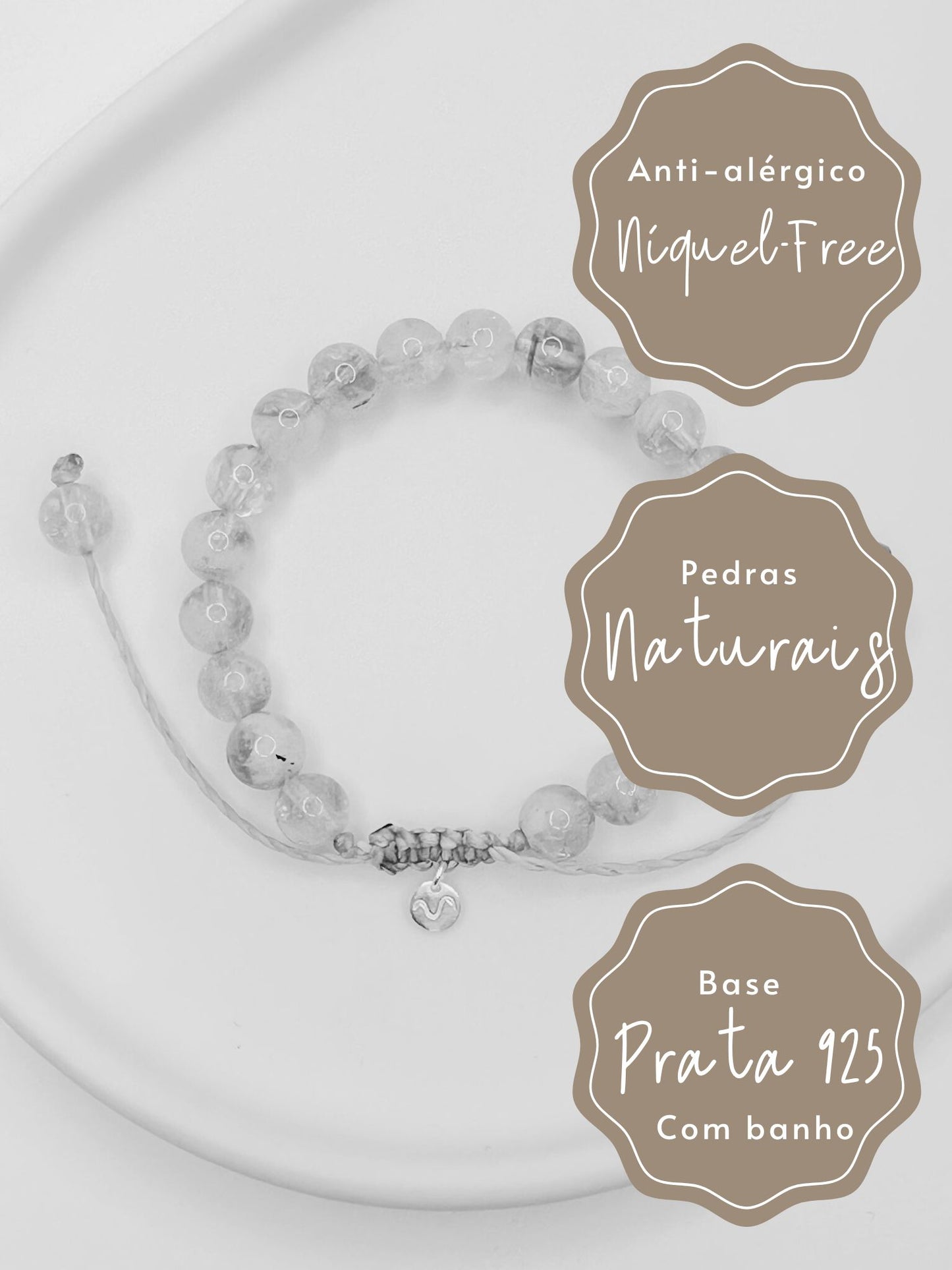 Pulseira de corda tamanho único com esferas de pedra citrino natural tamanho 6mm apoiada em bandeja de ceramica branca e fundo branco.