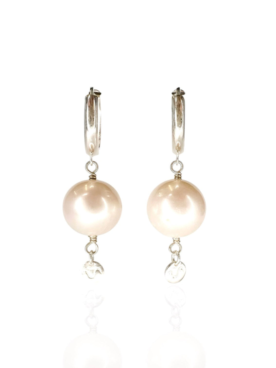 Brinco em prata 925 com argola click e perola redonda natural de 11 mm.