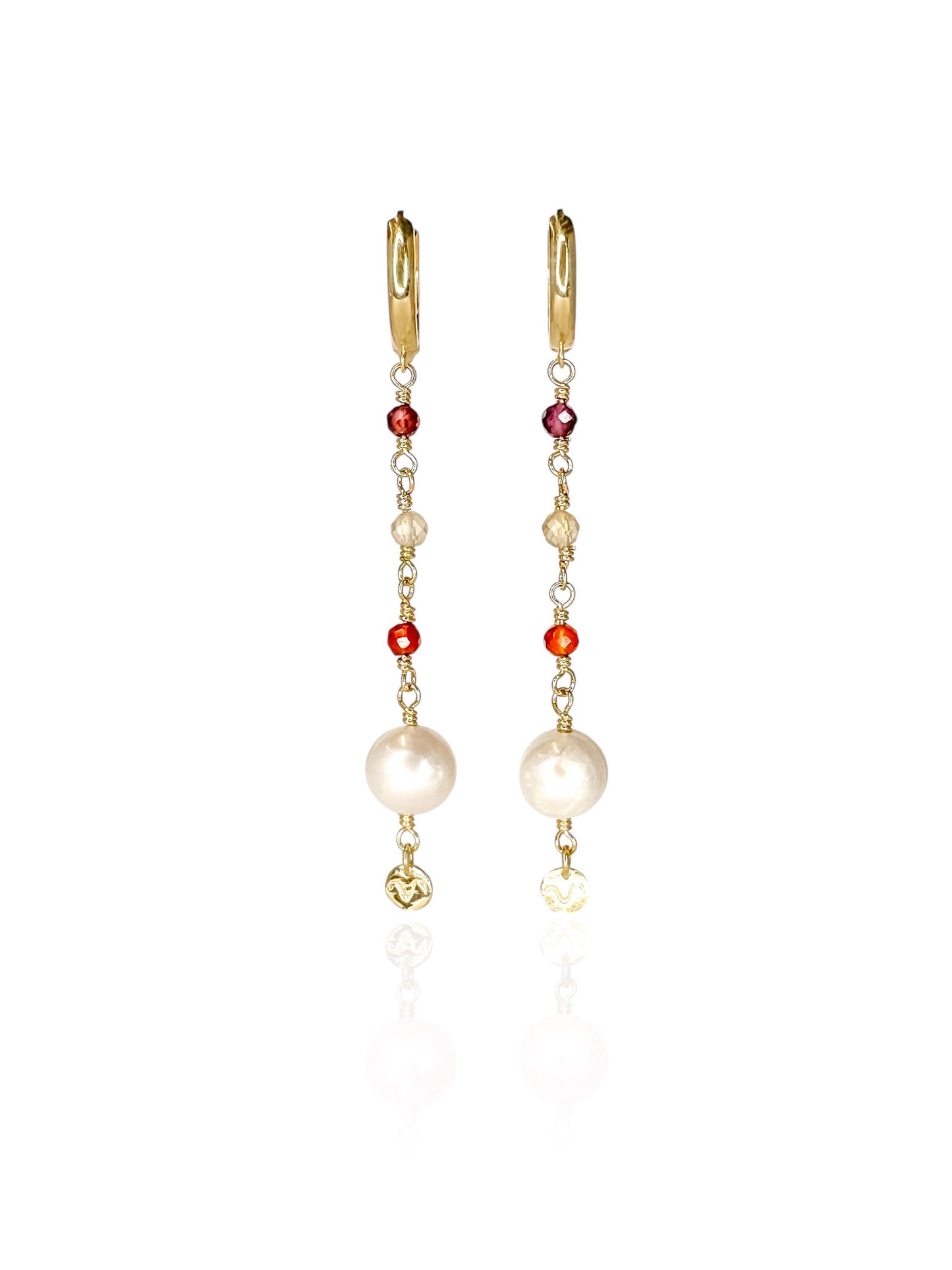 Brinco em argola click em prata 925 com banho de ouro e três esferas sendo uma de granada, uma de citrino e uma de cornalina todas pedras naturais e uma pérola esférica de aproximadamente 8mm de diametro finalizada com uma placa assinatura da marca.