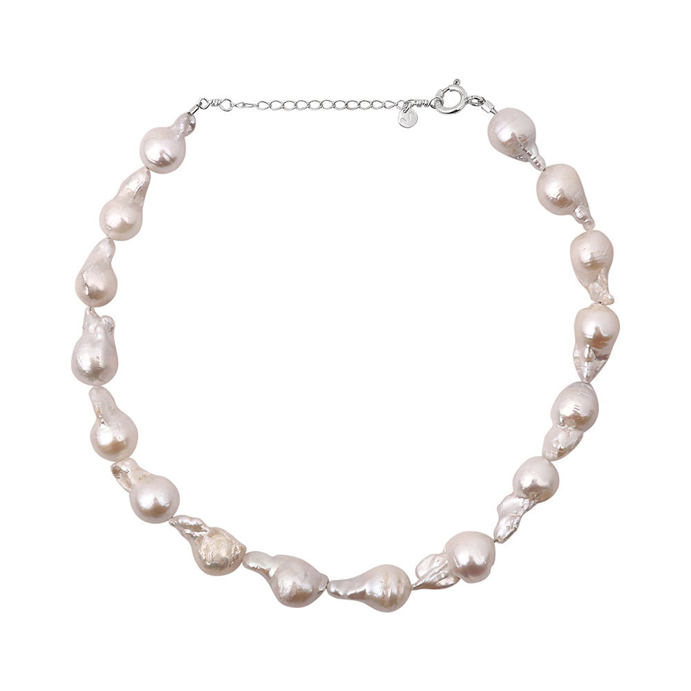 Colar com perolas barrocas em formato gota com fechamento ajustável com corrente em prata 925 e fecho boia em prata 925 com banho de ouro ou rodio branco e funo branco.