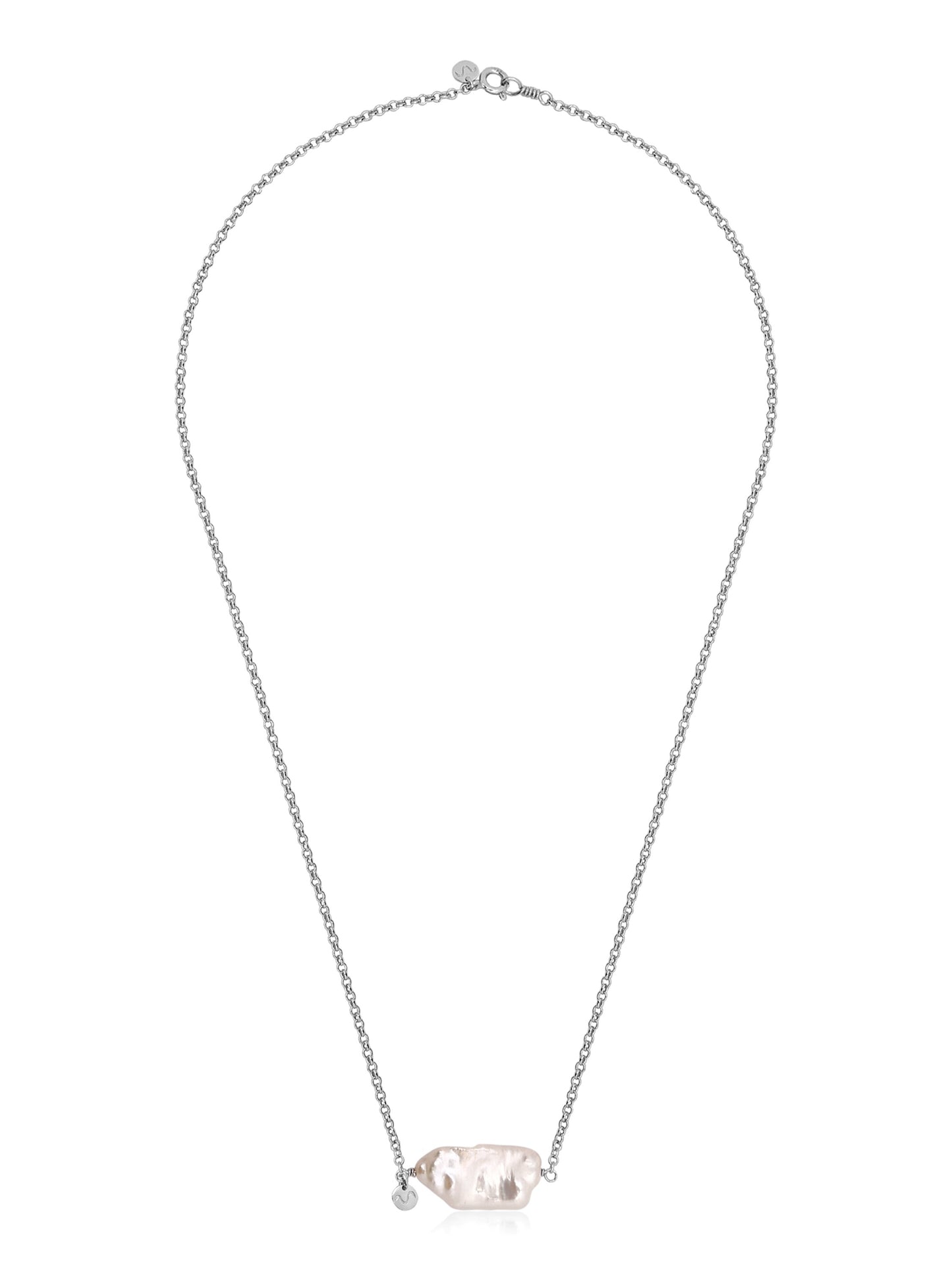 Colar com corrente portuguesa em prata 925 com banho de ouro branco e perola barroca no centro em formato palito.