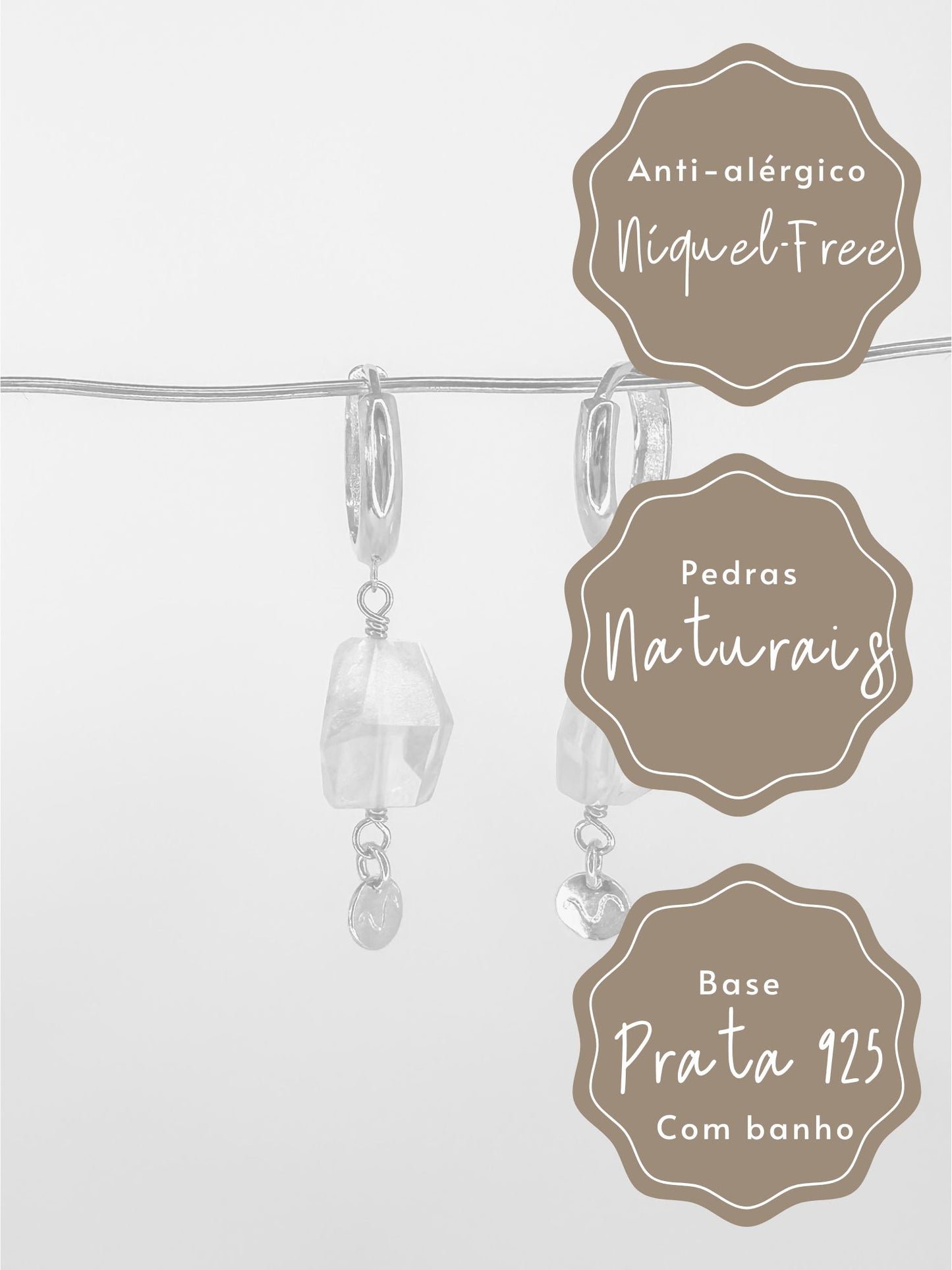 Foto preta e branca Brinco em argola click de prata com banho de ouro com uma pedra de cristal natural citrino e uma mini plaquinha Mar Joias na ponta pendurado em uma haste com o fundo branco.