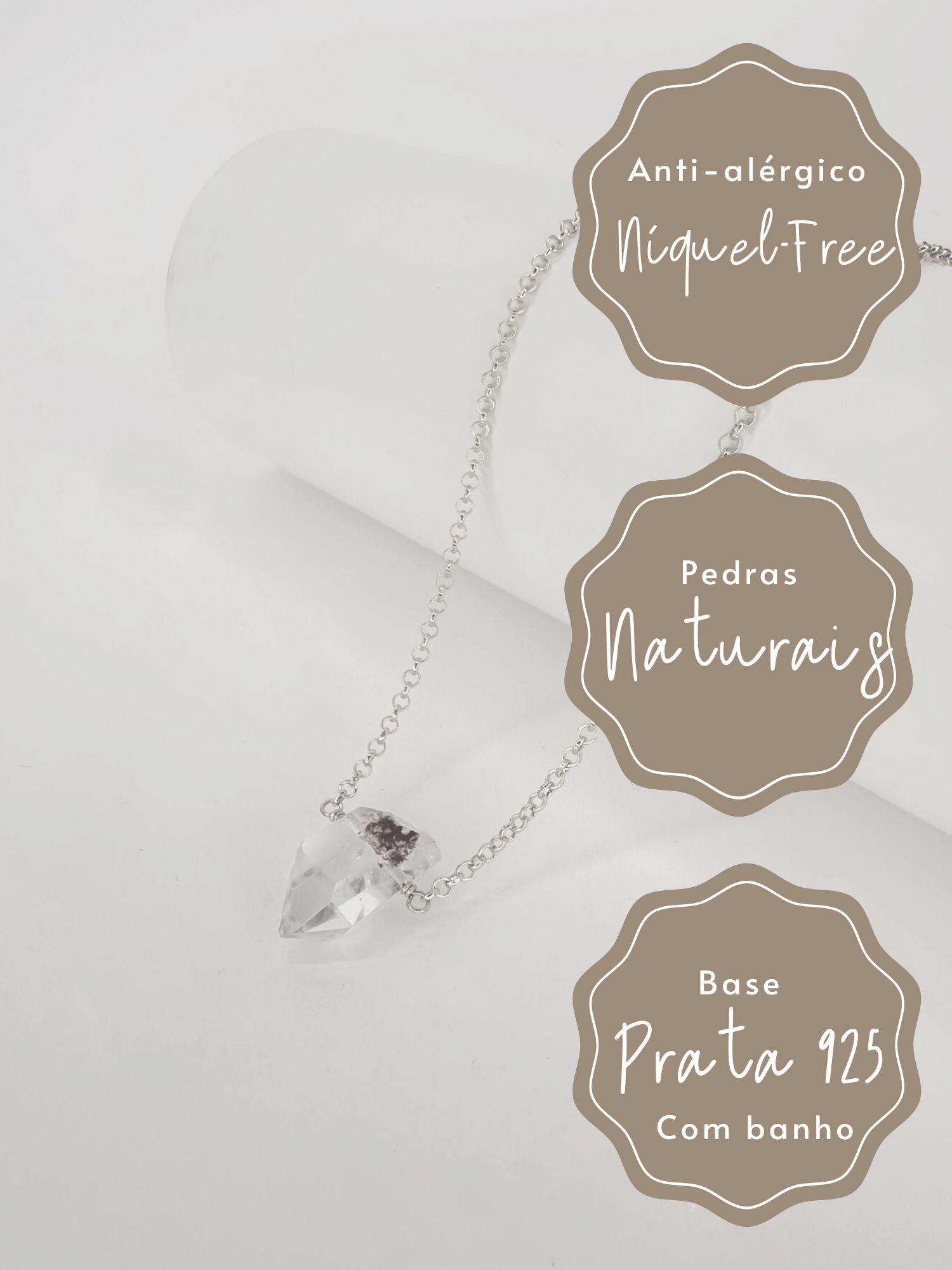 Foto preta e branca dos Beneficios e caracteristicas de Colar em corrente portuguesa de prata com banho de ouro apoiado em cilindro com uma ponta do cristal natural quartzo lodolita com fundo branco.