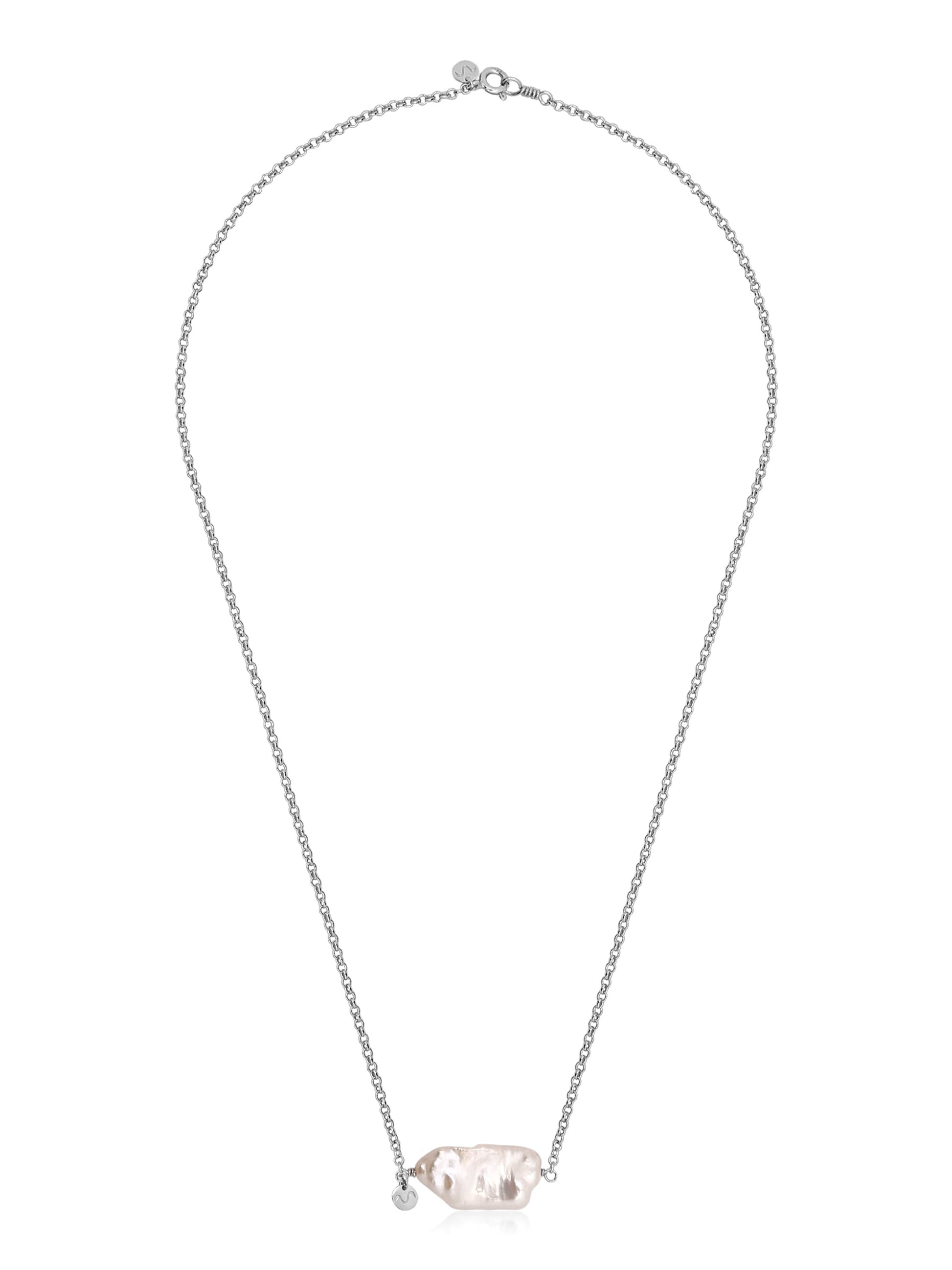 Colar com corrente portuguesa em prata 925 com banho de ouro branco e perola barroca no centro em formato palito.