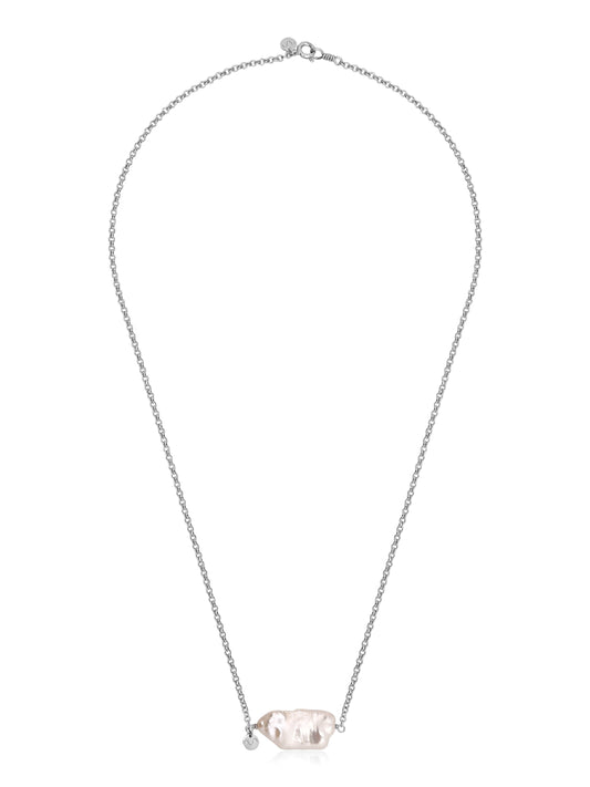 Colar com corrente portuguesa em prata 925 com banho de ouro branco e perola barroca no centro em formato palito.