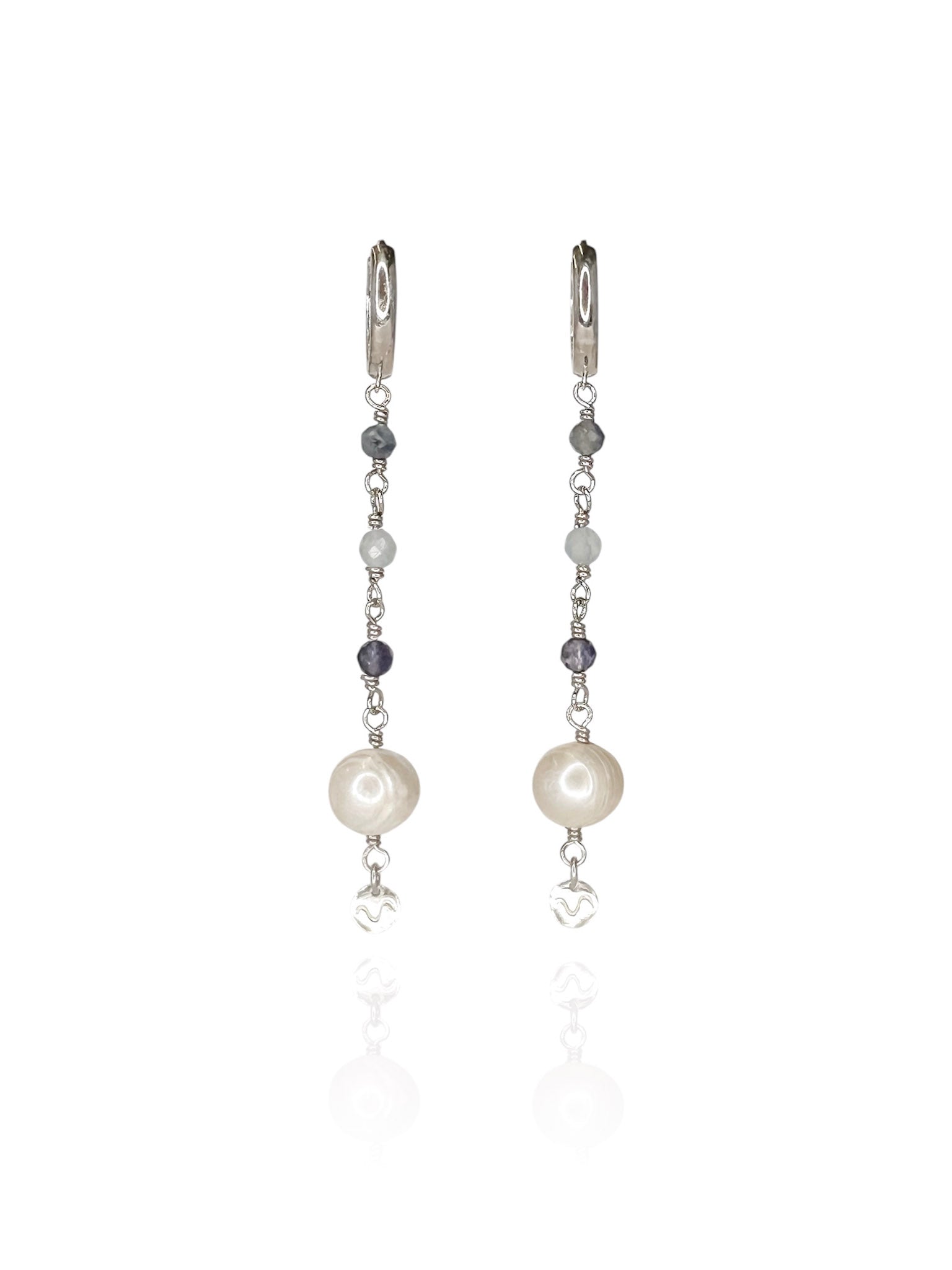 Brinco em argola click em prata 925 com banho de ouro branco e três esferas sendo uma de safira azul, uma de agua marinha e uma de iolita todas pedras naturais e uma pérola esférica de aproximadamente 8mm de diametro finalizada com uma placa assinatura da marca.