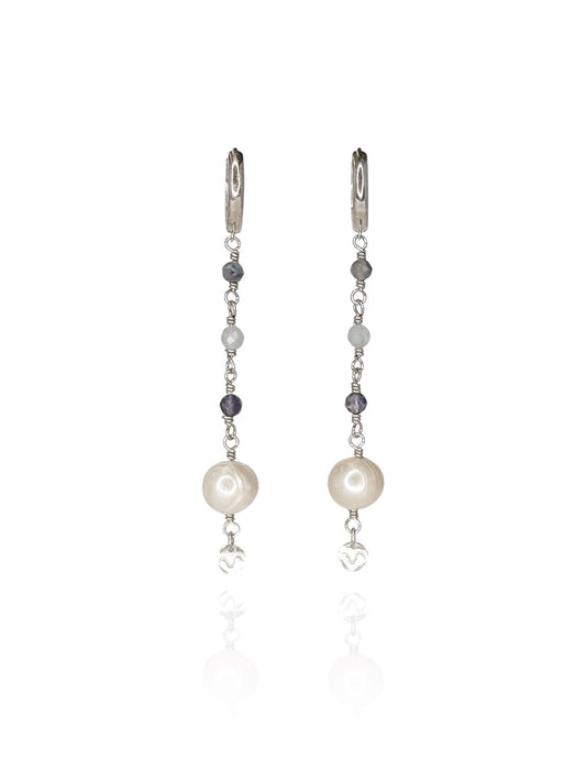 Brinco em argola click em prata 925 com banho de ouro branco e três esferas sendo uma de safira azul, uma de agua marinha e uma de iolita todas pedras naturais e uma pérola esférica de aproximadamente 8mm de diametro finalizada com uma placa assinatura da marca.